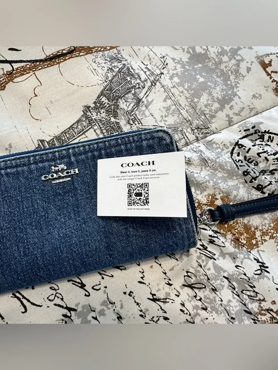 NWT! Coach Denim Zip Wristlet in Dark Blue with Silver Logo - Picture 1 of 9